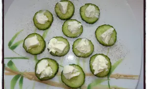 Apéro concombre st môret : rondelles de concombre garnies de fromage frais, saupoudrées de poivre. Parfait pour un apéritif léger et frais.
