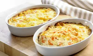 Deux gratins dorés dans des plats ovales, prêts à être dégustés. Pour savoir si un plat va au four, regardez s'il est en céramique ou en verre résistant à la chaleur.