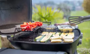 Poivrons rouges et courgettes grillés sur un barbecue à gaz. Le temps de cuisson barbecue gaz est idéal pour ces légumes savoureux.