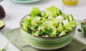 Salade fraîche avec avocat, concombre et fromage. Est-ce que la salade est un légume ? Oui, et c'est délicieux !