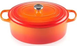 Cocotte en fonte orange et rouge, prête pour un entretien parfait.