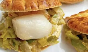 Délicieux feuilletés saint-jacques poireaux, un délice croustillant et savoureux.