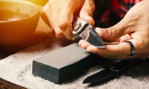 Maintenant, je vais vous montrer comment aiguiser un couteau avec un aiguiseur manuel.