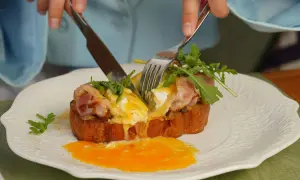 Un délicieux pain perdu salé avec œuf poché coulant, bacon croustillant et roquette fraîche.