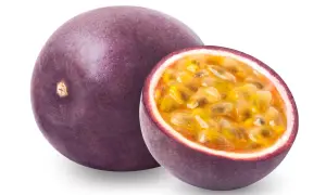 Un fruit de la passion entier et une moitié révélant sa pulpe juteuse et ses graines. Ce fruit exotique, d'où vient le fruit de la passion, est un délice tropical.