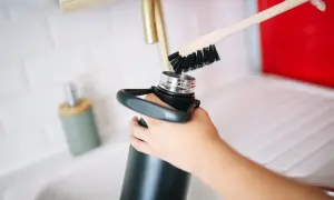 Maintenir sa gourde isotherme propre est essentiel. Voici comment nettoyer une gourde isotherme avec une brosse.