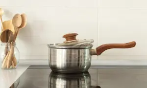 Une casserole en inox sur une plaque à induction. Pour savoir si une casserole est compatible induction, vérifiez le fond.