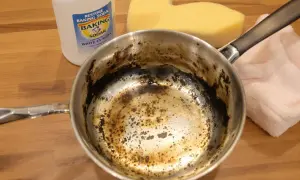 Comment nettoyer une casserole brûlée en inox : bicarbonate de soude, éponge et chiffon pour un nettoyage efficace.