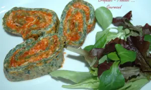 Rouleaux de blette farcis à la sauce tomate, servis avec une salade verte.