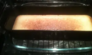 Un délicieux gâteau doré cuit dans un bain-marie au four.