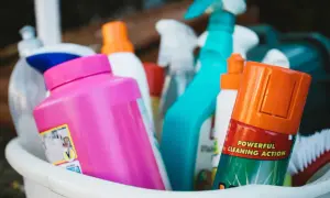 Un assortiment de produits de nettoyage, dont un spray bleu vif et une bouteille rose, prêts pour un nettoyage puissant. Ce produit fait maison est efficace.
