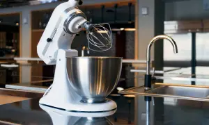 Robot pâtissier blanc prêt à fouetter, pétrir et mélanger. Il sert à faciliter toutes vos préparations culinaires, des gâteaux aux pâtes.