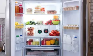 Un frigo bien rangé : fruits, légumes, œufs, bouteilles et boîtes de conserve organisés. 10 astuces pour un frigo impeccable.