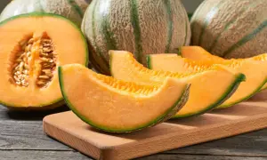 Des melons cantaloups coupés en quartiers, révélant leur chair orangée et leurs pépins. Un délice pour reconnaître un melon mur.