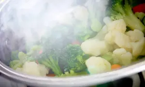 Brocolis et chou-fleur cuits à la vapeur, un inconvénient cuisson vapeur : la vapeur masque la cuisson.