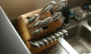 Un bloc en bois bien rangé pour une collection de couteaux de cuisine, montrant des lames en acier inoxydable prêtes à l'emploi.
