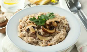 Un crémeux risotto aux champignons, garni de persil frais et de lamelles de champignons poêlés. Un délice réconfortant.