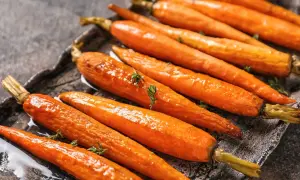 Carottes rôties glacées, garnies de thym frais. Une recette carotte originale qui met en valeur leur douceur naturelle.
