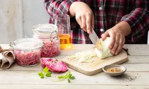Préparation de légumes fermentés : chou, oignons rouges, betteraves. Idées pour savoir que faire avec du persil frais pour accompagner.