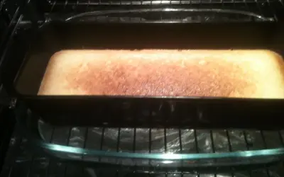 Un délicieux gâteau doré cuit dans un bain-marie au four.