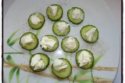 Apéro concombre st môret : rondelles de concombre garnies de fromage frais, saupoudrées de poivre. Parfait pour un apéritif léger et frais.