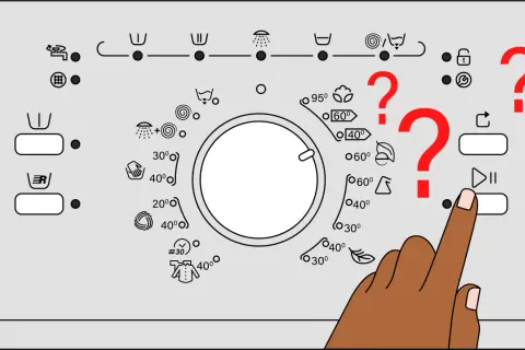 Main d'une personne appuyant sur le bouton "Play/Pause" d'une machine à laver. Des points d'interrogation rouges indiquent une confusion sur le signe lavage machine.