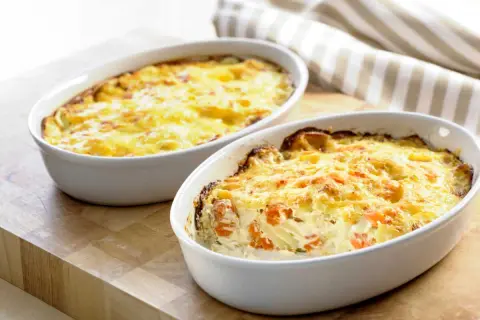 Deux gratins dorés dans des plats ovales, prêts à être dégustés. Pour savoir si un plat va au four, regardez s'il est en céramique ou en verre résistant à la chaleur.