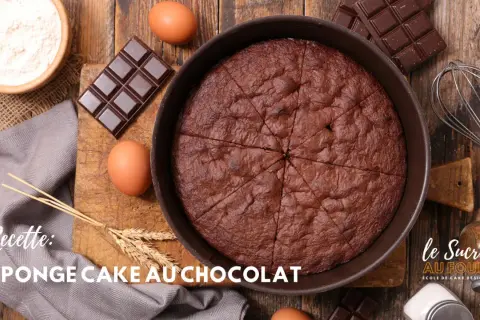 Un gâteau au chocolat tout juste sorti du four, prêt à être dégusté. Les ingrédients pour sa cuisson sont disposés autour : œufs, chocolat, farine.