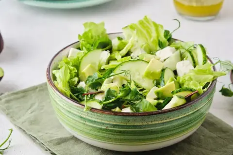 Salade fraîche avec avocat, concombre et fromage. Est-ce que la salade est un légume ? Oui, et c'est délicieux !