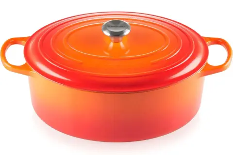 Cocotte en fonte orange et rouge, prête pour un entretien parfait.