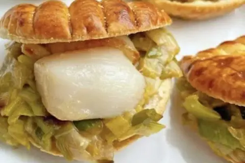 Délicieux feuilletés saint-jacques poireaux, un délice croustillant et savoureux.