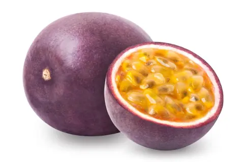 Un fruit de la passion entier et une moitié révélant sa pulpe juteuse et ses graines. Ce fruit exotique, d'où vient le fruit de la passion, est un délice tropical.