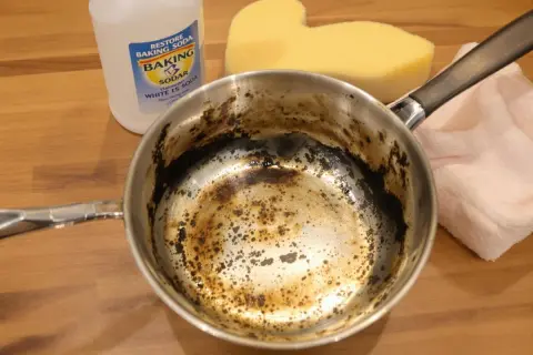 Comment nettoyer une casserole brûlée en inox : bicarbonate de soude, éponge et chiffon pour un nettoyage efficace.
