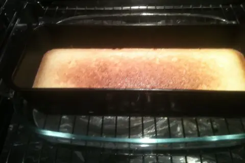 Un délicieux gâteau doré cuit dans un bain-marie au four.