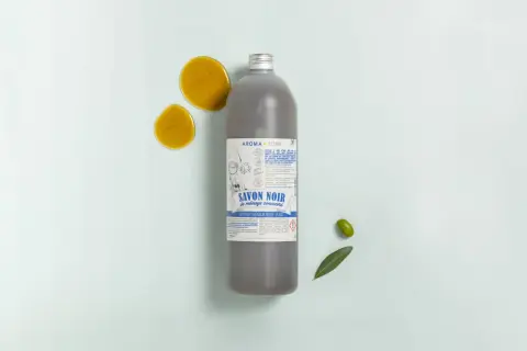 Bouteille de savon noir liquide Aroma-Zone. Le dosage est indiqué sur l'étiquette pour un nettoyage efficace.
