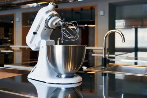 Robot pâtissier blanc prêt à fouetter, pétrir et mélanger. Il sert à faciliter toutes vos préparations culinaires, des gâteaux aux pâtes.