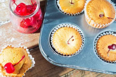 Délicieuse recette mini cake aux cerises, tout juste sortis du moule. Un régal pour les yeux et les papilles !