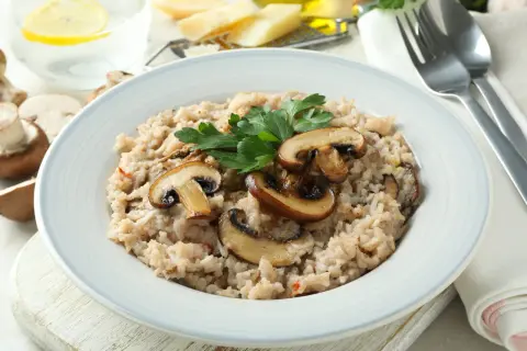Un crémeux risotto aux champignons, garni de persil frais et de lamelles de champignons poêlés. Un délice réconfortant.