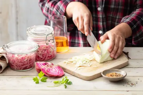 Préparation de légumes fermentés : chou, oignons rouges, betteraves. Idées pour savoir que faire avec du persil frais pour accompagner.