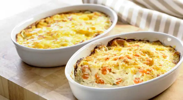 Deux gratins dorés dans des plats ovales, prêts à être dégustés. Pour savoir si un plat va au four, regardez s'il est en céramique ou en verre résistant à la chaleur.