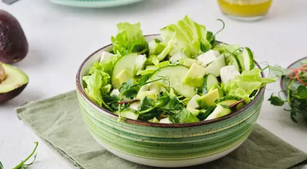 Salade fraîche avec avocat, concombre et fromage. Est-ce que la salade est un légume ? Oui, et c'est délicieux !