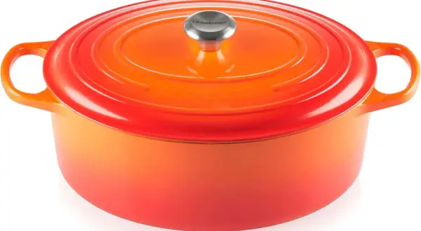 Cocotte en fonte orange et rouge, prête pour un entretien parfait.