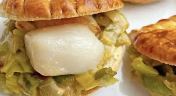 Délicieux feuilletés saint-jacques poireaux, un délice croustillant et savoureux.