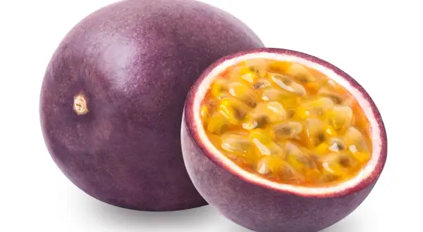 Un fruit de la passion entier et une moitié révélant sa pulpe juteuse et ses graines. Ce fruit exotique, d'où vient le fruit de la passion, est un délice tropical.