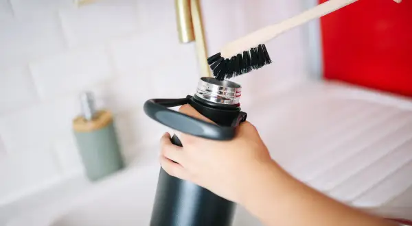 Maintenir sa gourde isotherme propre est essentiel. Voici comment nettoyer une gourde isotherme avec une brosse.