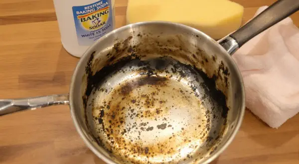 Comment nettoyer une casserole brûlée en inox : bicarbonate de soude, éponge et chiffon pour un nettoyage efficace.