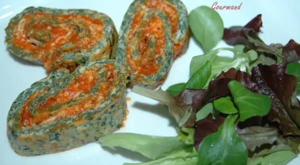 Rouleaux de blette farcis à la sauce tomate, servis avec une salade verte.