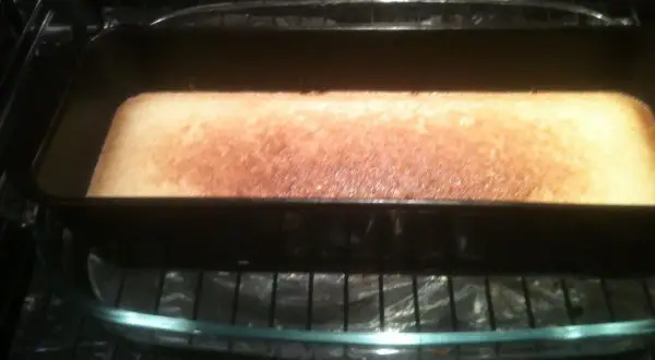 Un délicieux gâteau doré cuit dans un bain-marie au four.