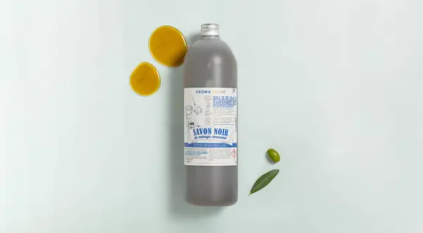 Bouteille de savon noir liquide Aroma-Zone. Le dosage est indiqué sur l'étiquette pour un nettoyage efficace.