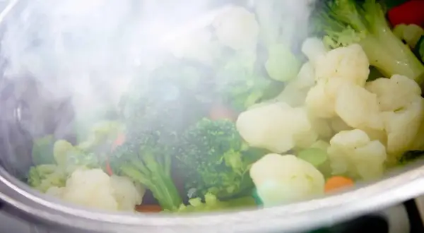 Brocolis et chou-fleur cuits à la vapeur, un inconvénient cuisson vapeur : la vapeur masque la cuisson.